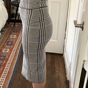 NWT Pencil skirt in houndstooth, comfortable fabric